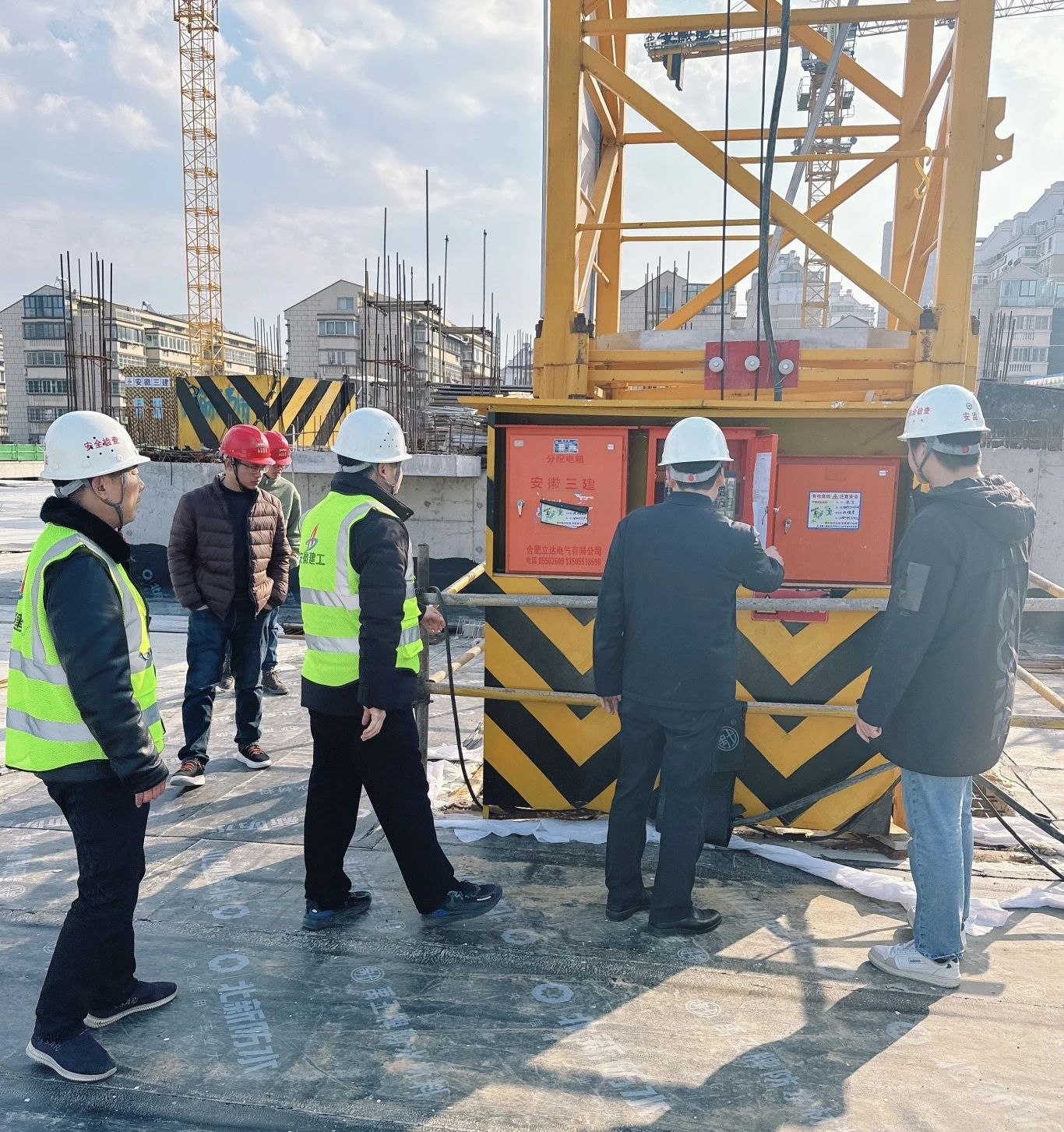 2月18日，一分公司領(lǐng)導(dǎo)帶隊(duì)對(duì)王衛(wèi)片區(qū)城市更新總承包項(xiàng)目施工現(xiàn)場(chǎng)臨時(shí)用電、大型設(shè)備、安全防護(hù)等情況進(jìn)行了深入檢查，并對(duì)下一步計(jì)劃及要求作出詳細(xì)安排，要求項(xiàng)目全員、全面、全力進(jìn)入工作狀態(tài)，以開工即決戰(zhàn)的心態(tài)，抓實(shí)抓細(xì)安全、質(zhì)量管理，強(qiáng)控風(fēng)險(xiǎn)，明確目標(biāo)任務(wù)，確保項(xiàng)目按計(jì)劃節(jié)點(diǎn)順利推進(jìn)。.png