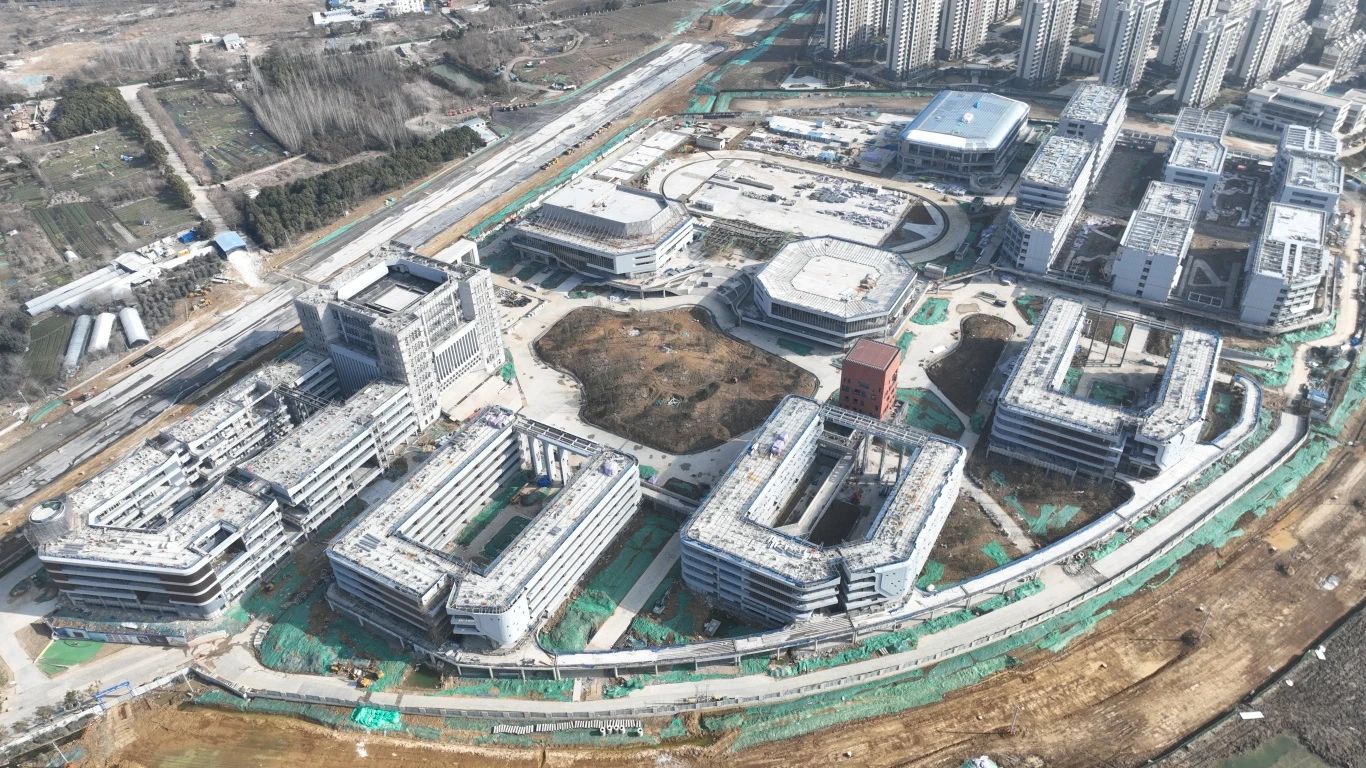 為確保合肥一中淝河校區(qū)項(xiàng)目2024年竣工交付節(jié)點(diǎn)如期完成，迅速掀起春節(jié)后復(fù)工即大干勞動(dòng)熱潮，形成一股緊張快干、提速爭(zhēng)先的濃厚氛圍，2月16日，合肥一中淝河校區(qū)項(xiàng)目召開節(jié)后復(fù)工動(dòng)員大會(huì)。會(huì)上，各部門負(fù)責(zé)人報(bào)告了2023年度收尾工作情況及今年的工作任務(wù)，以月、周為時(shí)間軸線，明確各目標(biāo)節(jié)點(diǎn)，并以圖表的形式對(duì)各勞務(wù)班組負(fù)責(zé)人進(jìn)行全面交底，落實(shí)工作目標(biāo)責(zé)任制，做到責(zé)任到人，切實(shí)做到工作目標(biāo)化，目標(biāo)階段化，階段具體化，具體責(zé)任化。 (2)_副本.jpg